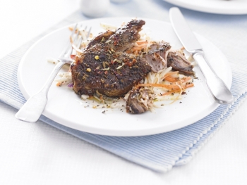 ORA MESEI: Cotlete de porc în crustă de fenicul cu salată de țelină
