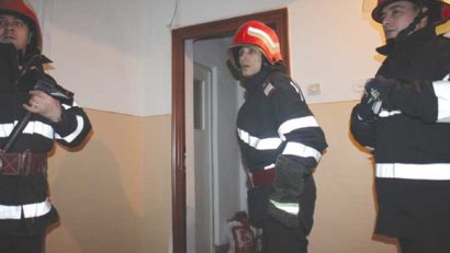 O femeie în vârstă de 70 ani, blocată în casă. A fost salvată de pompieri