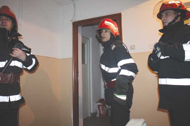 O femeie în vârstă de 70 ani, blocată în casă. A fost salvată de pompieri