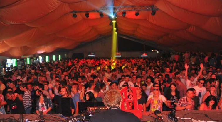 Sezonul estival pe litoral, deschis de parade şi festivaluri de muzică dance