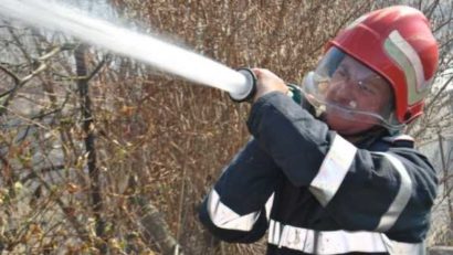 (UPDATE) Incendiu de vegetație uscată în cartierul Coiciu din Constanța