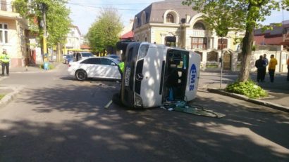 (UPDATE) Microbuz răsturnat. ACCIDENT grav pe strada Răscoalei, provocat de un şofer băut