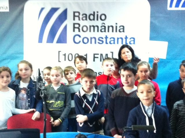 (FOTO+AUDIO) Elevii de la Şcoala „B.P Haşdeu” au citit ştiri la RADIO CONSTANŢA