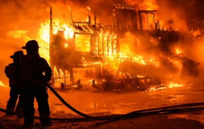 INCENDIU în Constanţa. Arde un magazin de piese auto