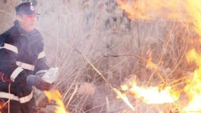 Circulaţia garniturilor de tren, în pericol! INCENDIU pe calea ferată, în zona Brătianu
