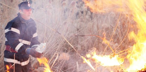 Circulaţia garniturilor de tren, în pericol! INCENDIU pe calea ferată, în zona Brătianu