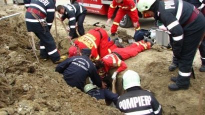 Muncitori surprinşi sub un mal de pământ, la Costineşti