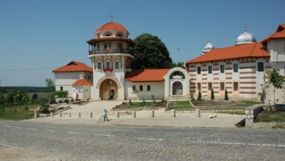 Jandarmi mobilizaţi vineri, la Mânăstirea Dervent, de Izvorul Tămăduirii