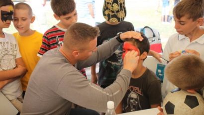 Copiii orfani se distrează cu militarii americani de la Kogălniceanu