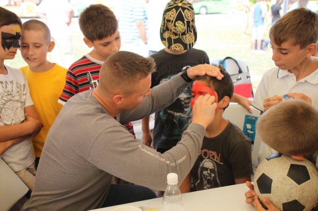 Copiii orfani se distrează cu militarii americani de la Kogălniceanu