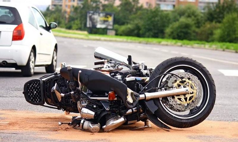 Un motociclist a accidentat un bătrân beat