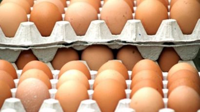 Ouăle, ieftinite de sărbători la producători, scumpite de comercianţi