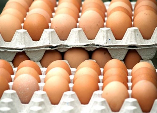 Ouăle, ieftinite de sărbători la producători, scumpite de comercianţi