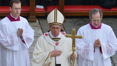 Creştinii romano-catolici şi protestanţi celebrează sâmbătă noapte Învierea Domnului