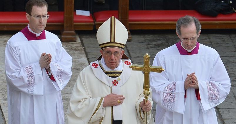 Creştinii romano-catolici şi protestanţi celebrează sâmbătă noapte Învierea Domnului