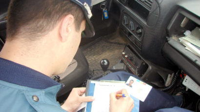 Fără permis, la volan, pe strada Soveja