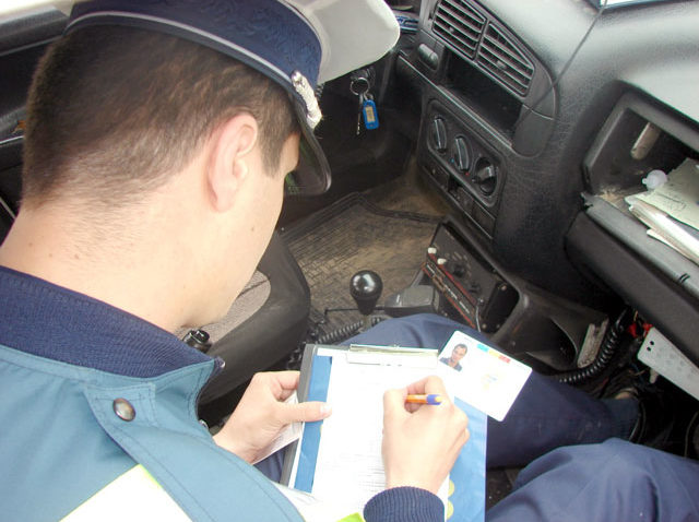 Fără permis, la volan, pe strada Soveja
