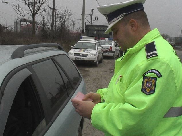 Sute de şoferi constănţeni traşi pe dreapta şi amendaţi. Unde acţionează azi poliţiştii