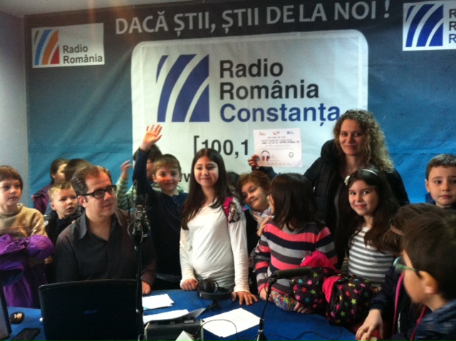 (FOTO) Elevii de la „Dimitrie Cantemir” au făcut şcoala astăzi la RADIO CONSTANŢA