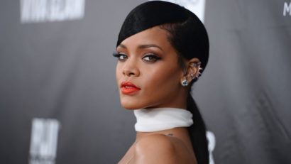VIDEO: Rihanna, pe post de ceas deşteptător