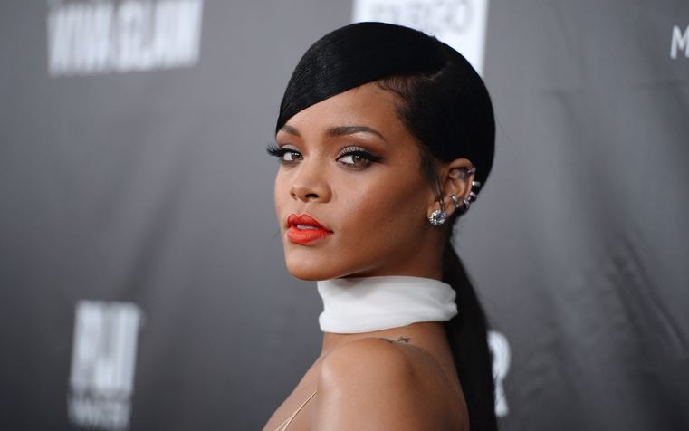 VIDEO: Rihanna, pe post de ceas deşteptător