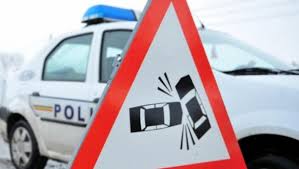 Logan căzut în şanţ, la Faclia: două persoane rănite