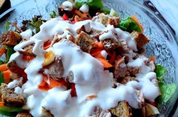 ORA MESEI: Salată cu legume și mușchiuleț de porc la cuptor