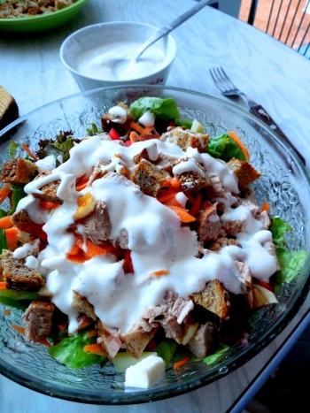 ORA MESEI: Salată cu legume și mușchiuleț de porc la cuptor