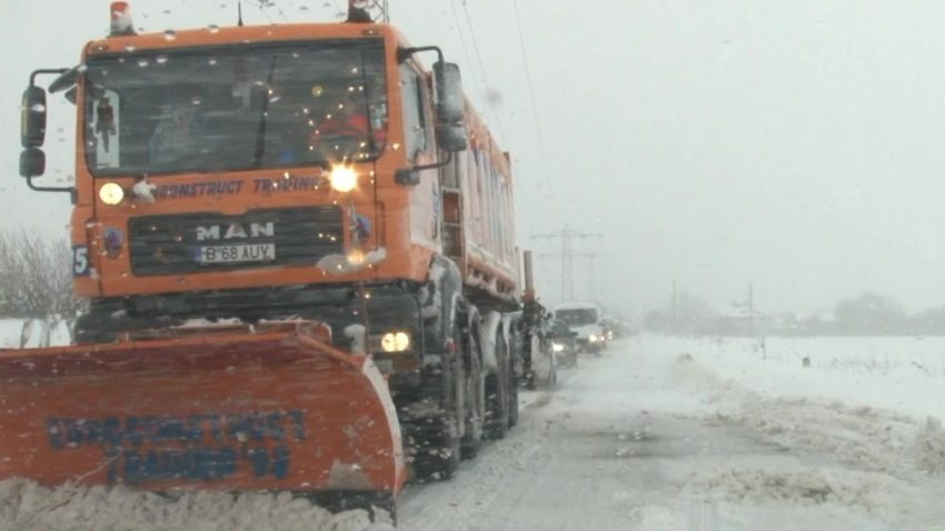 Drumuri blocate și mașini înzăpezite