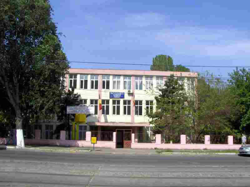 Burse de 1.000 de dolari pentru 18 studenți și elevi din Constanța
