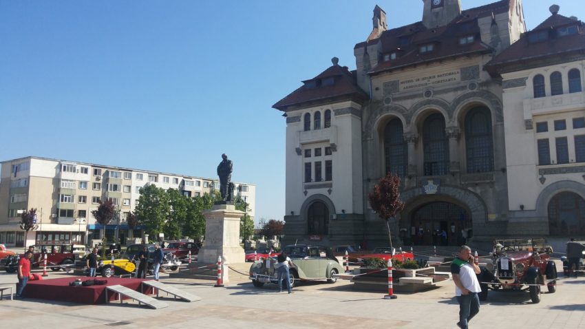 (FOTO) „Mai…clasic”. Expoziție de mașini de epocă în Piața Ovidiu