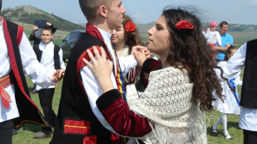 (AUDIO+FOTO+VIDEO) Meglenoromânii din Cerna reînvie tradițiile
