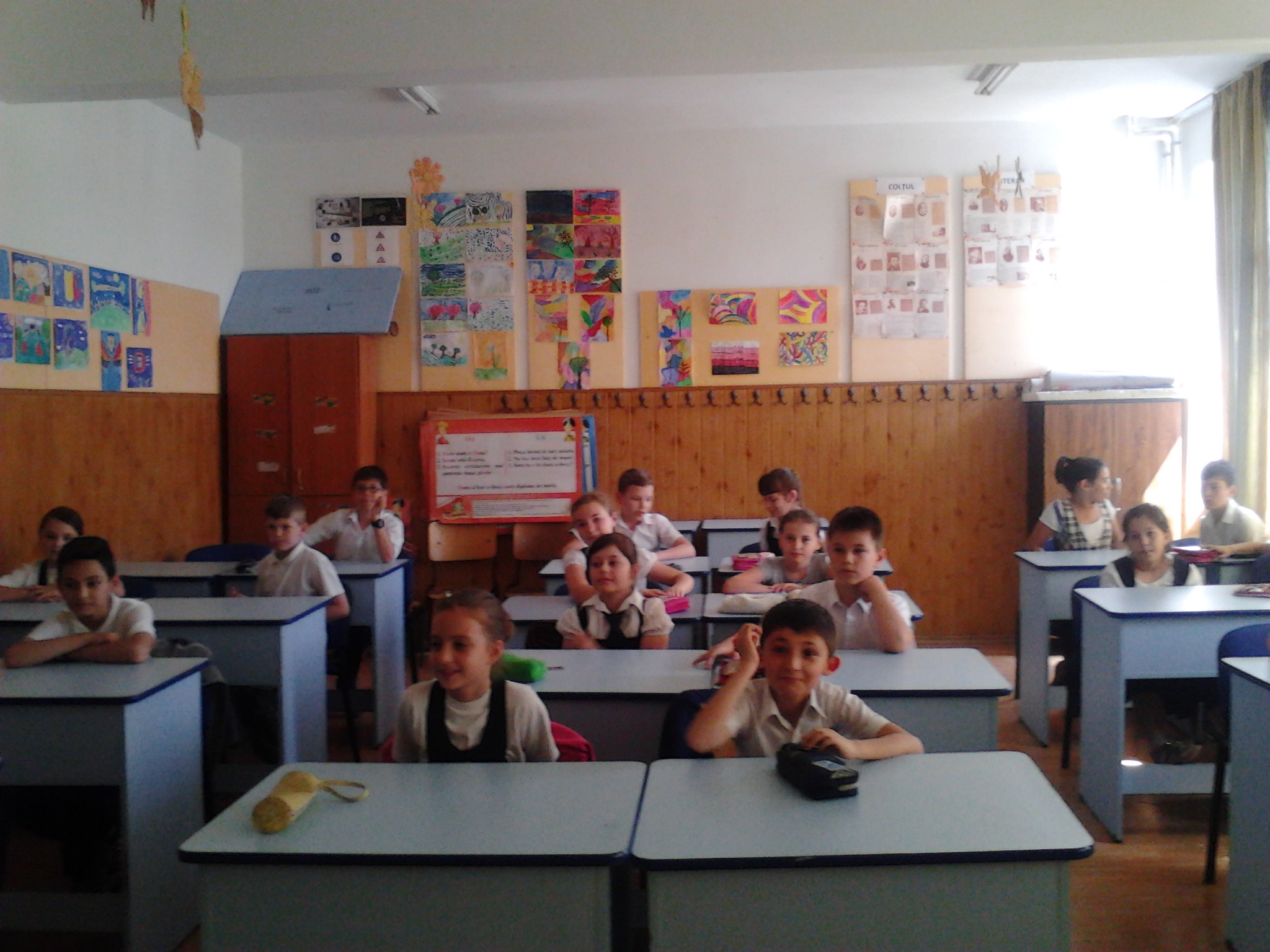 Elevii şi preşcolarii se întorc miercuri la cursuri