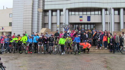 Principele Nicolae soseşte la malul mării pe bicicletă