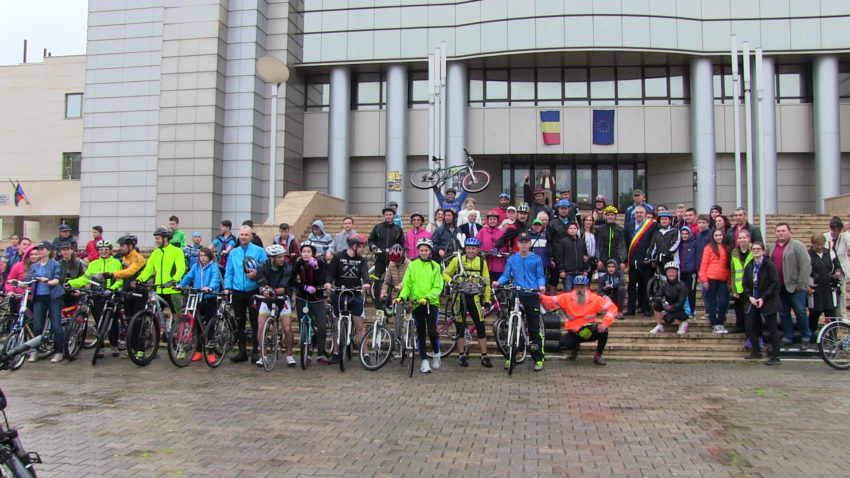 Principele Nicolae soseşte la malul mării pe bicicletă