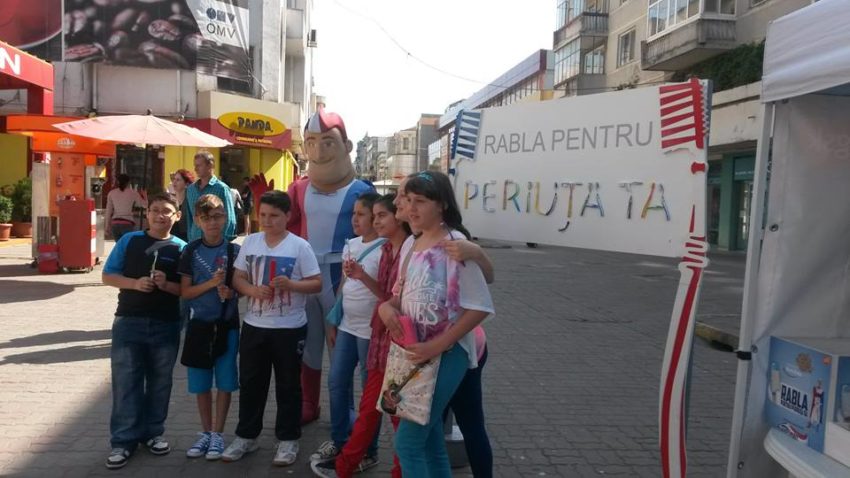 CONSTANŢA: coadă la periuţe de dinţi