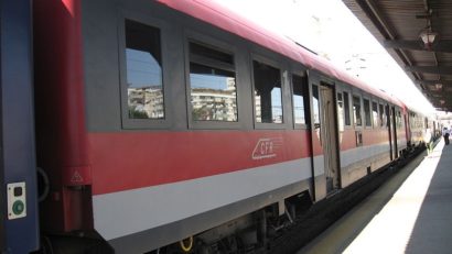 O soluţie pentru a scăpa de coşmarul de pe şosele. CFR suplimentează numărul de trenuri
