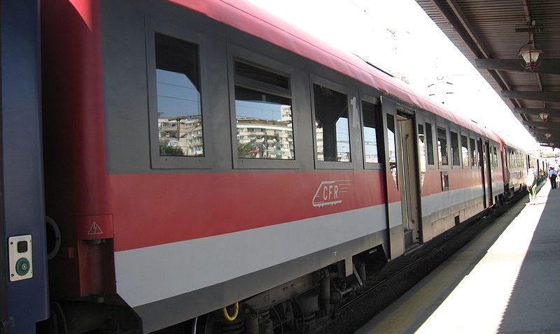 O soluţie pentru a scăpa de coşmarul de pe şosele. CFR suplimentează numărul de trenuri