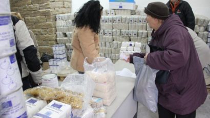 La Constanţa se distribuie, de luni, pachetele pentru bătrânii cu pensii mici