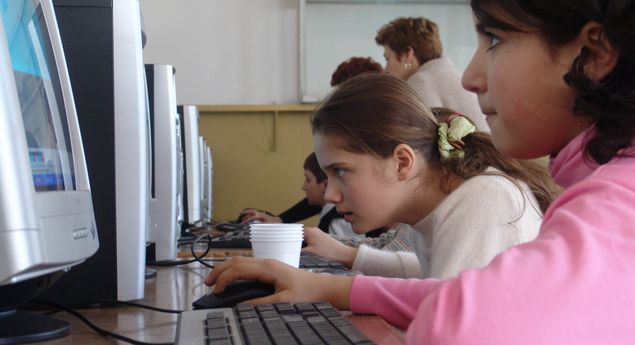 (AUDIO) Elevii din Deltă, pregătiţi la distanţă pentru examene