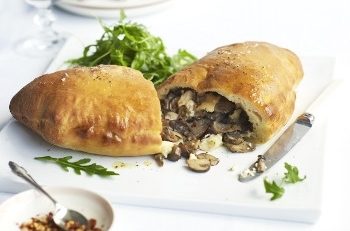 ORA MESEI: Calzone cu ciuperci și brânză de capră