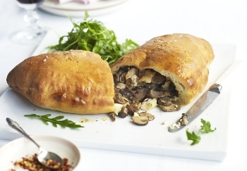 ORA MESEI: Calzone cu ciuperci și brânză de capră