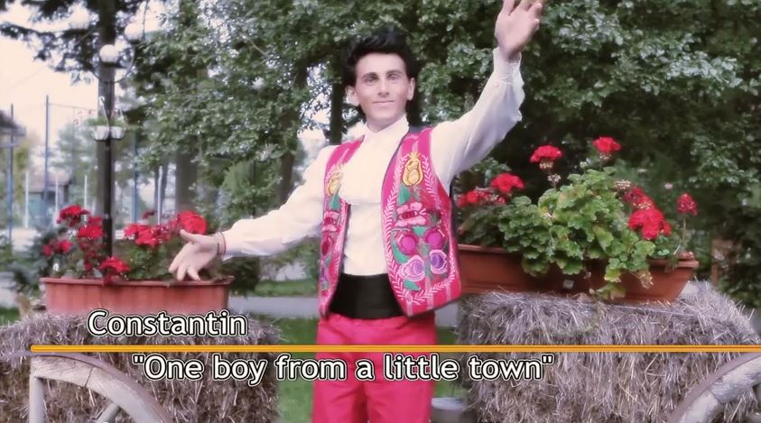 VIDEO: Romanian muzică populară. With pink iţari artist