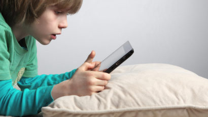Internetul, barieră în dezvoltarea socială a copiilor