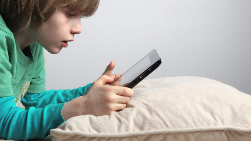 Internetul, barieră în dezvoltarea socială a copiilor