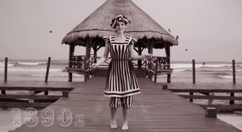VIDEO: De la pantaloni cu rochie pe deasupra, la bikini. Evoluţia costumelor de baie pentru femei