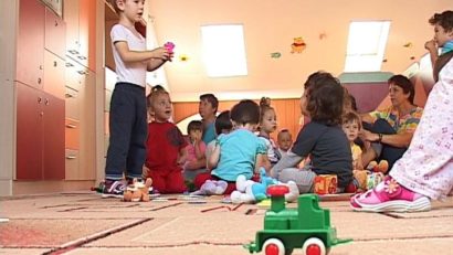 Copiii sub trei ani din familii defavorizate vor beneficia de tichete sociale