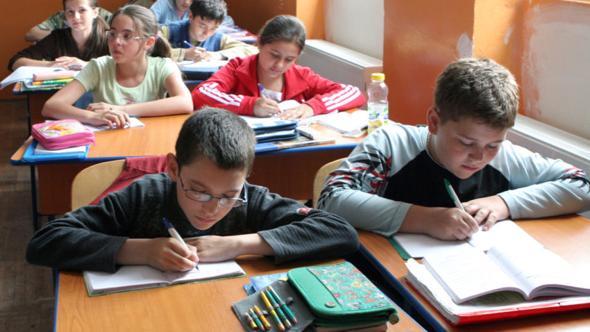 Elevii din clasele primare dau multe teste în această lună