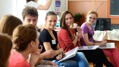 Portretul elevului român, între bătăile filmate din clasă şi premiile internaţionale obţinute