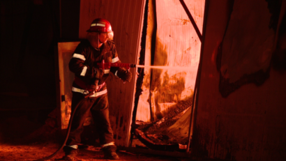 Incendiu la un depozit de lemne